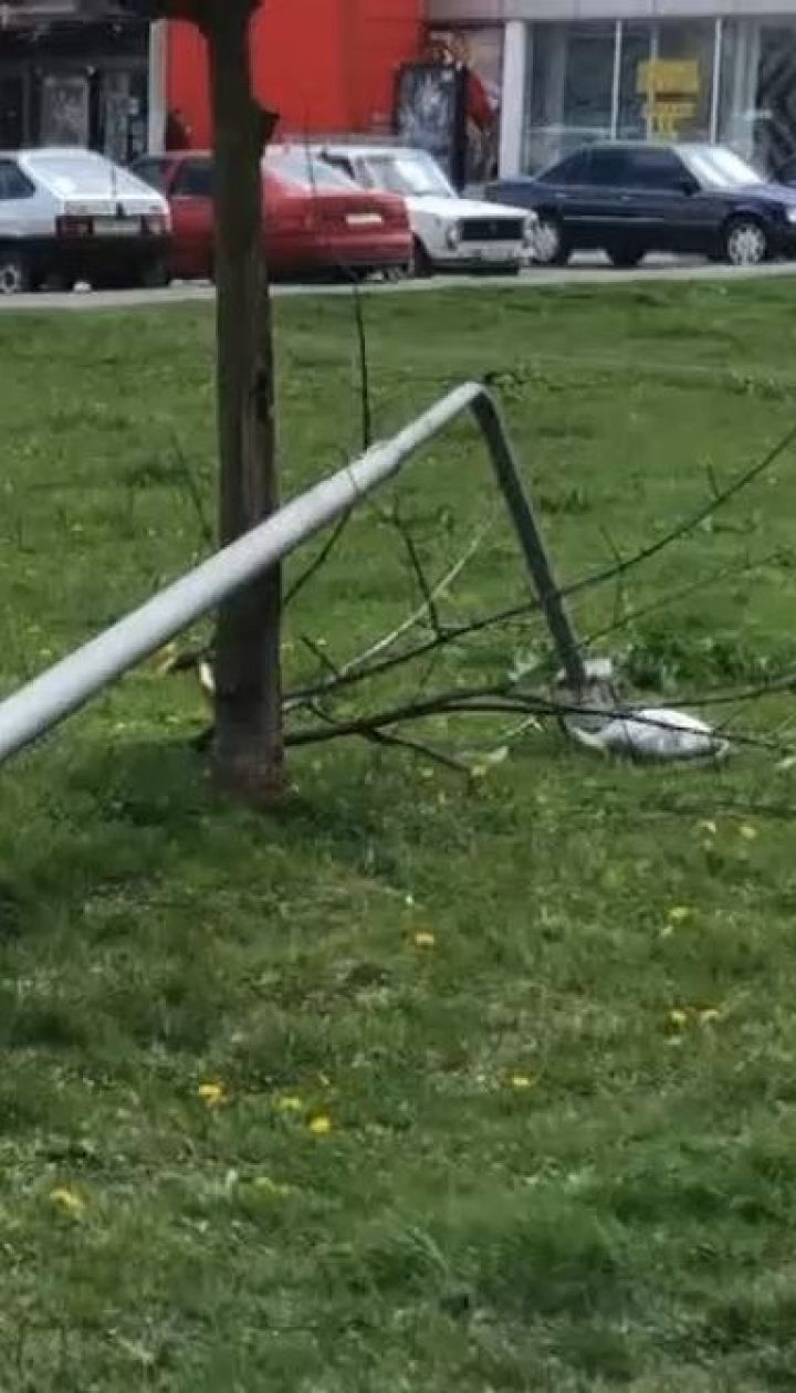 У Львові на жінку впала опора вуличного освітлення