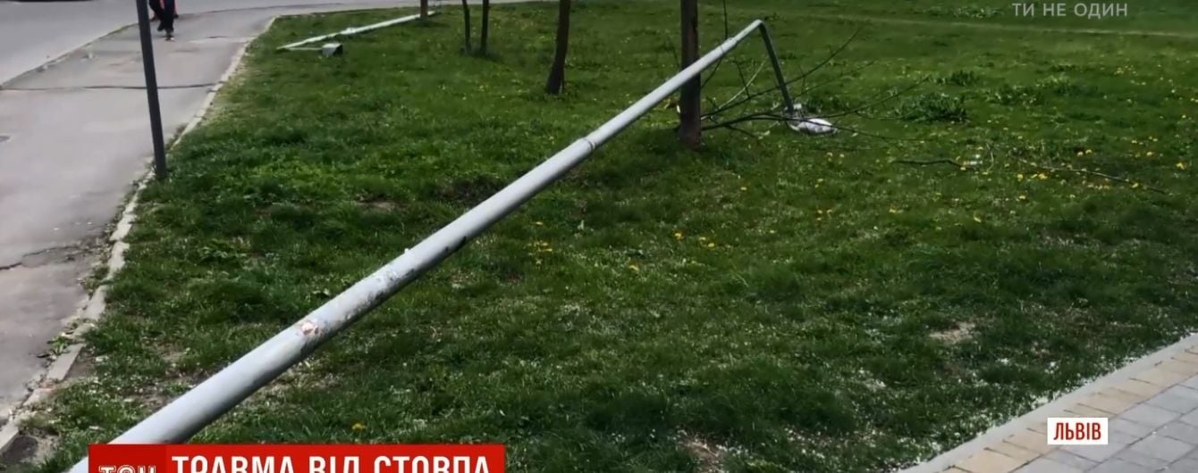 У Львові вуличний ліхтар завалився на жінку