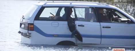 Пенсионер на Львовщине собственноручно собрал автомобиль-амфибию