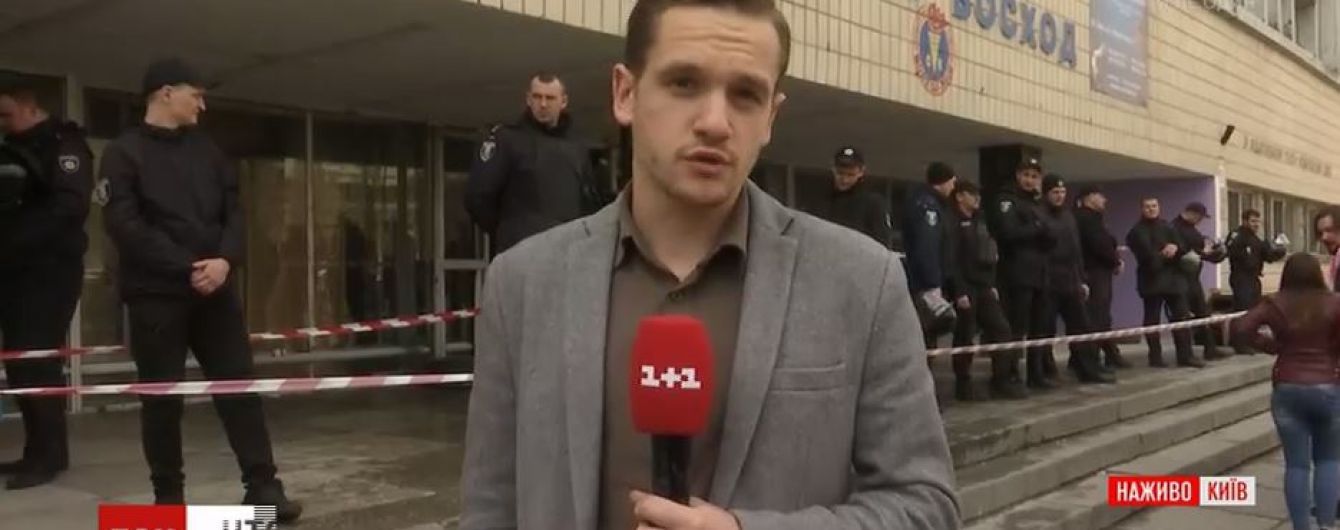 В Киеве неизвестные ночью захватили спортклуб и забаррикадировались внутри