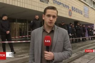 В Киеве неизвестные ночью захватили спортклуб и забаррикадировались внутри