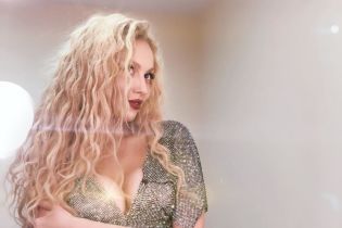 Сексапильная Полякова в мини-платье покорила длинными ногами