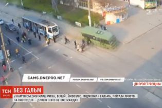 На Днепропетровщине микроавтобус без тормозов понесло на людей, переходивших дорогу