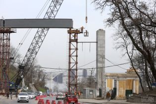 В Киеве начали монтаж самой большой части пешеходного моста