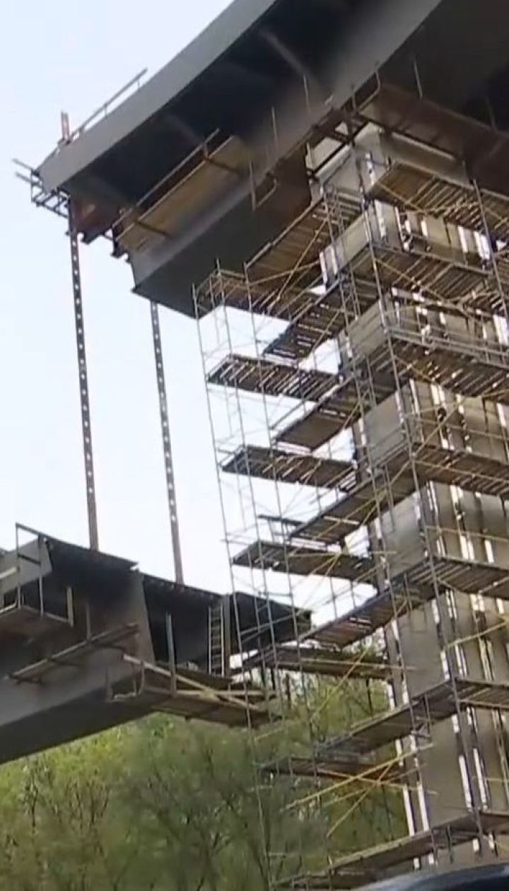 Робітники розпочали монтаж мосту між Володимирською гіркою й Аркою дружби народів у Києві