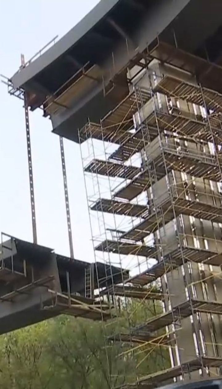 Рабочие начали монтаж моста между Владимирской горкой и Аркой дружбы народов в Киеве