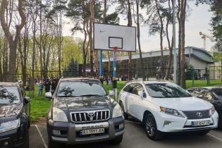 В Киеве срезали кольца и розграфили популярную баскетбольную площадку под стоянку