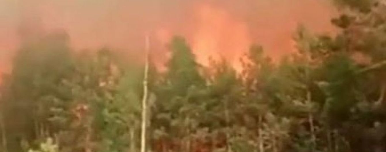 Рятувальники чатують на кордоні з Білоруссю через лісову пожежу, яка рухається до України