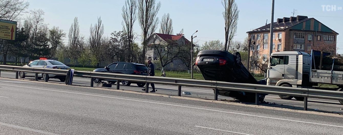 Под Киевом на трассе авто врезалось в отбойник и перевернулось