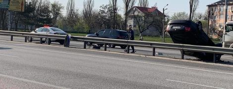 Під Києвом на трасі авто врізалось у відбійник і перекинулось