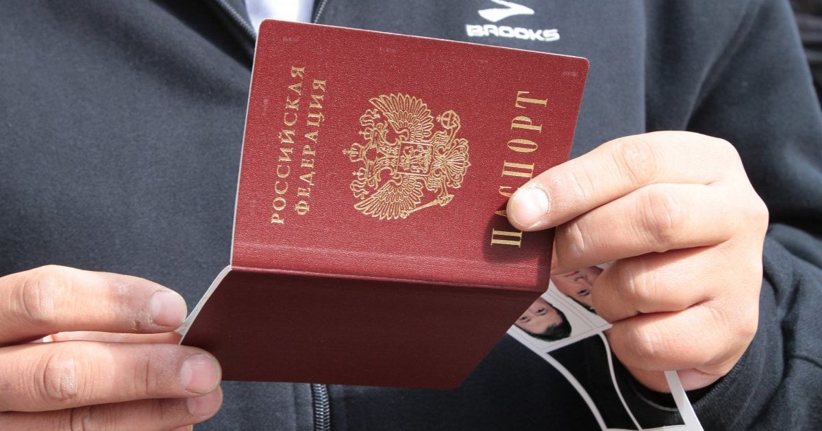 До 20 тысяч жителей Донбасса подали заявки на получение паспортов России – Тука