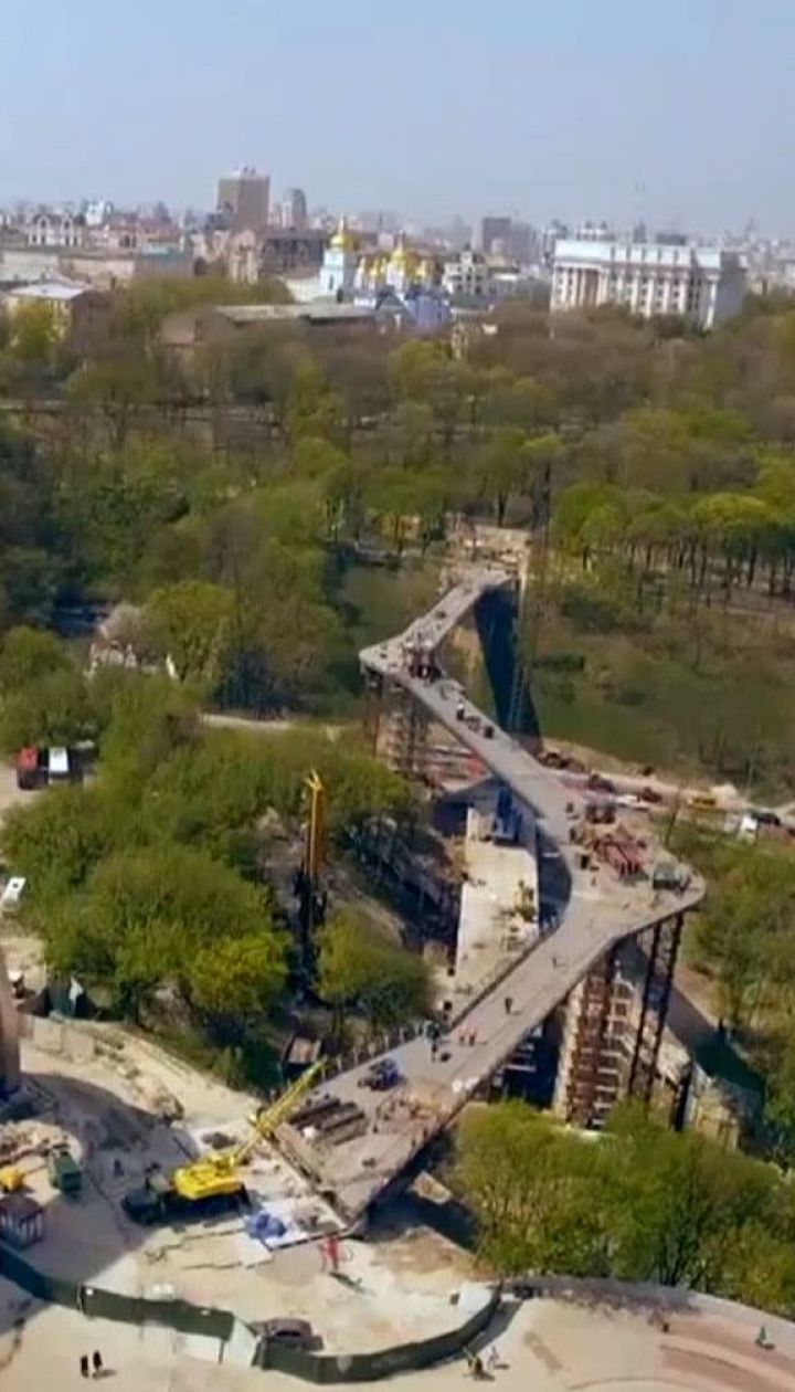 Частини нового пішохідного мосту поєднали і розбили пляшку шампанського