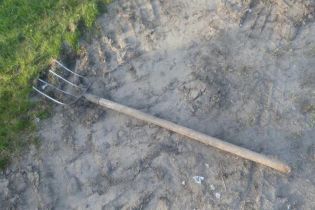 На Вінниччині озброєний сокирою та вилами чоловік напав на поліцейського