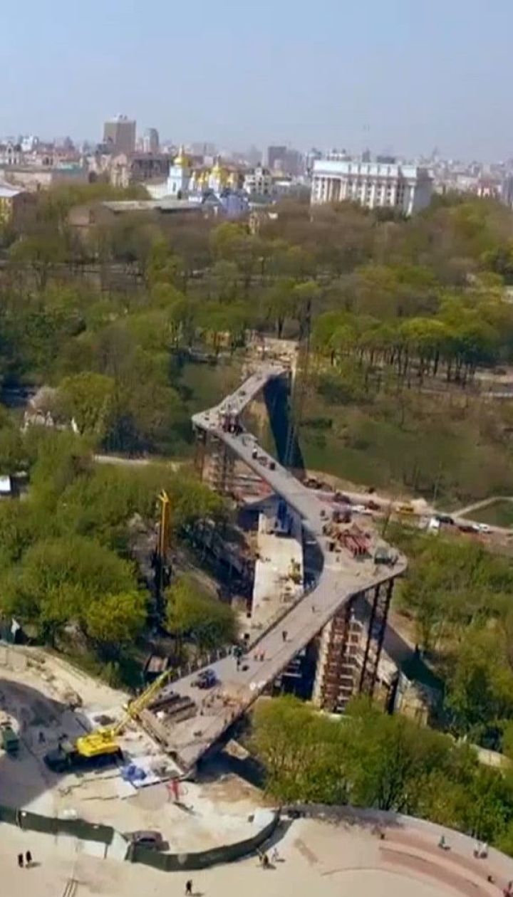Частини нового пішохідного мосту поєднали і розбили пляшку шампанського