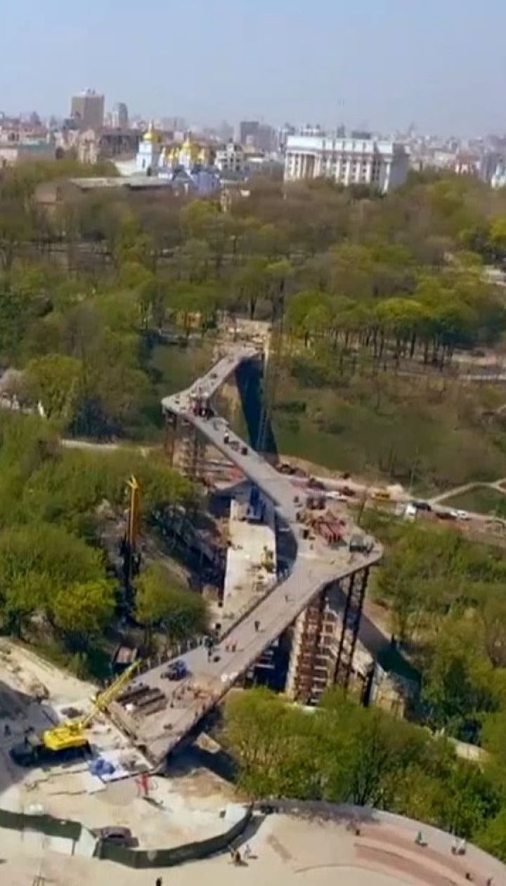 Части нового пешеходного моста объединили и разбили бутылку шампанского