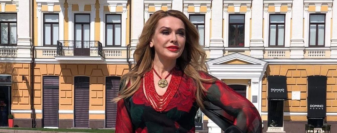 Ольга Сумская в красочном наряде посветила ножкой и поразмыслила о языковом законе