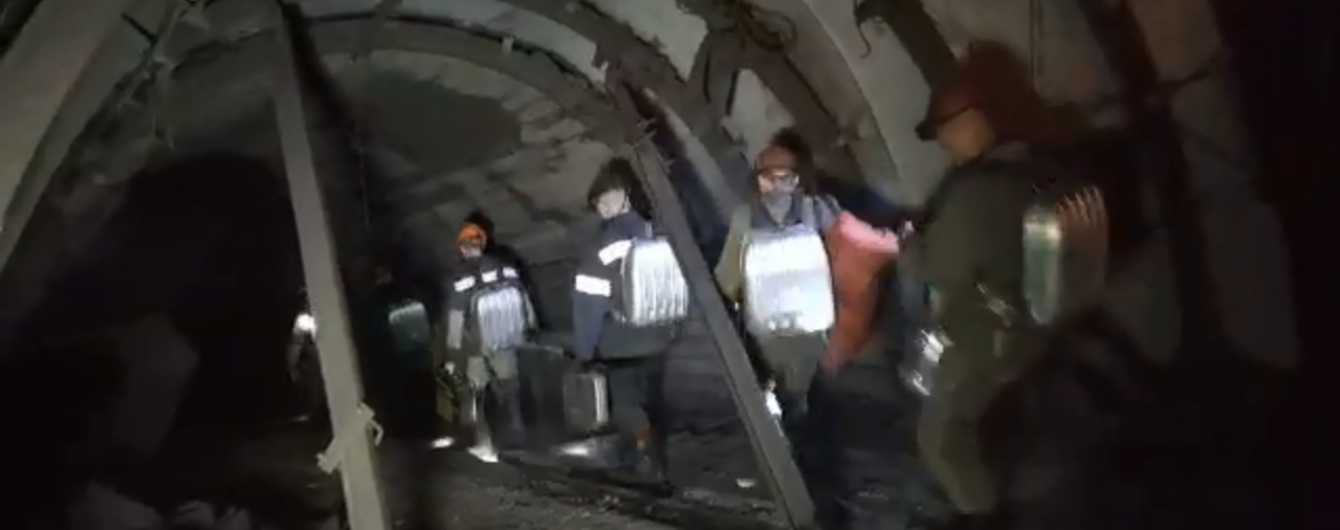 Унаслідок вибуху на шахті окупованої Луганщини під завалами опинились 17 гірників, тіла трьох вже підняли на поверхню
