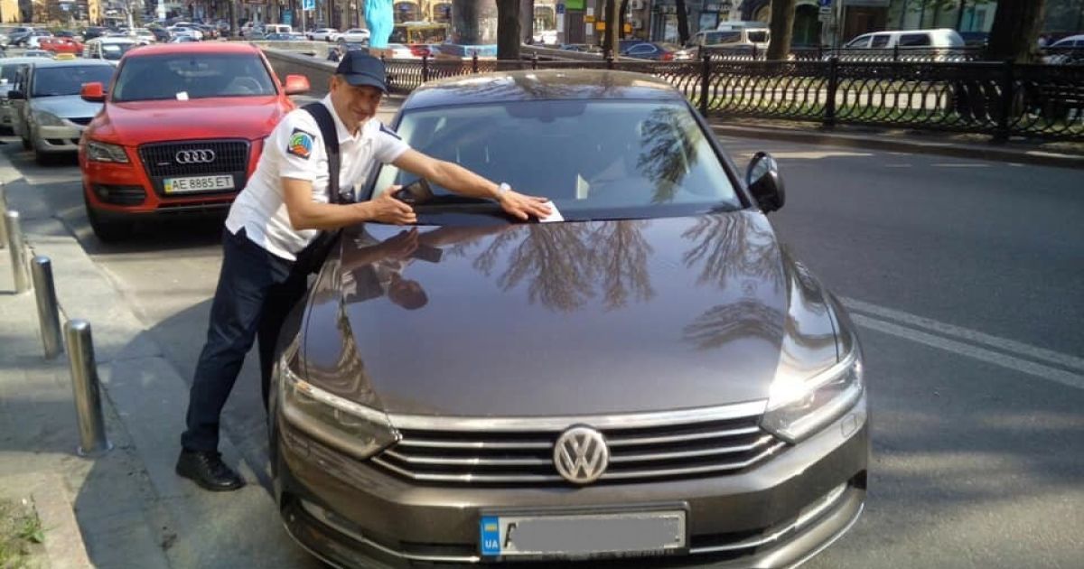 Інспектори з паркування почали евакуацію автомобілів-порушників із вулиць Києва