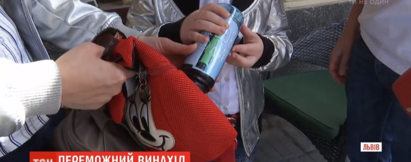 Юный львовянин победил на всемирном конкурсе со своим прибором, который помогает "видеть" незрячим