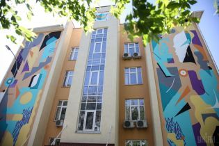 Два лица, которые пытаются объясниться: на стене киевской школы появился мурал