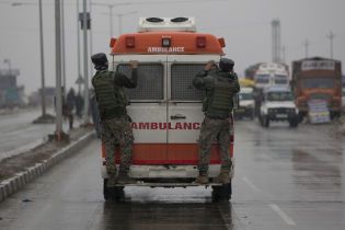 В Индии пассажирский автобус упал в ущелье, более 10 погибших