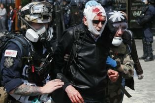 Першотравнева Франція: у Парижі сталися сутички між поліцією і мітингувальниками
