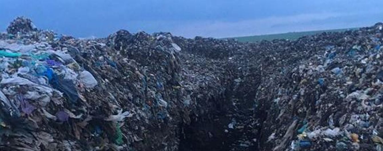 Под Николаевом девятилетнего мальчика завалило мусором на свалке