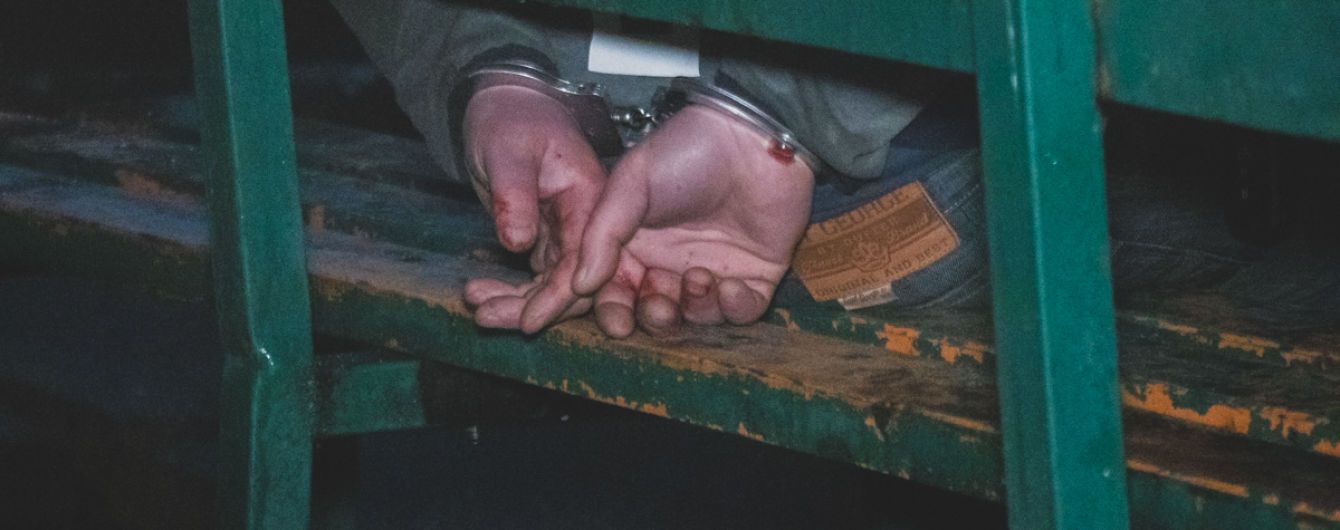 В Киеве пьяный мужчина порезал правоохранителя ножом, скрываясь от преследования полиции - СМИ