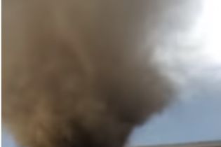 "Надо бежать в кабину!": на Кировоградщине селянин снял большой смерч
