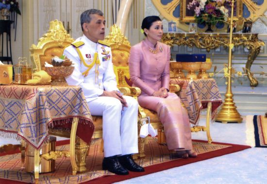 Король Таїланду несподівано представив нову королеву