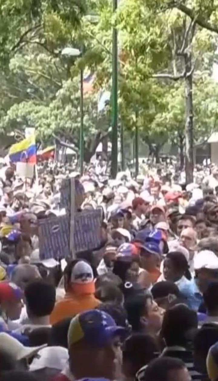 Венесуэлу охватили новые протесты: от пули силовиков погибла 27-летняя женщина