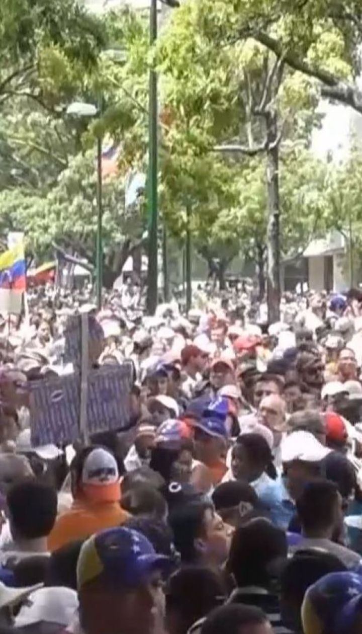Венесуелу охопили нові протести: від кулі силовиків загинула 27-річна жінка