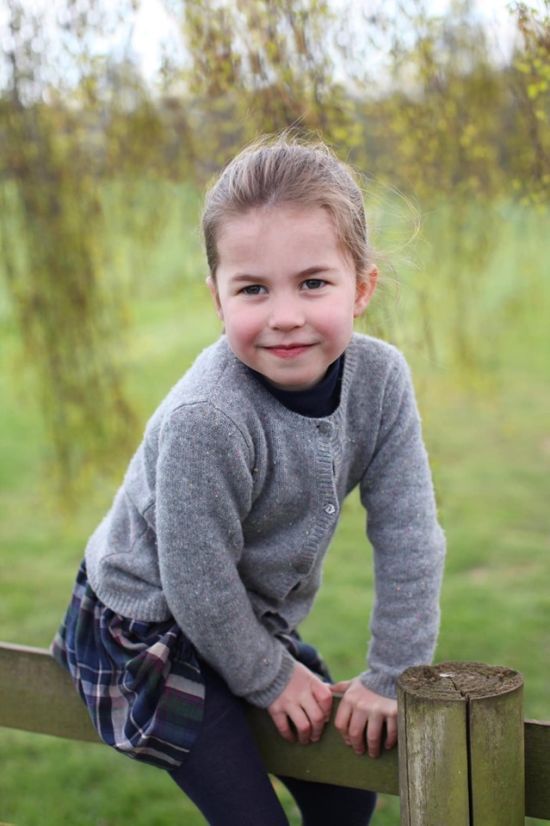 У Мережі з'явилися нові фото підрослої принцеси Шарлотти, схожої на Єлизавету II як дві краплі