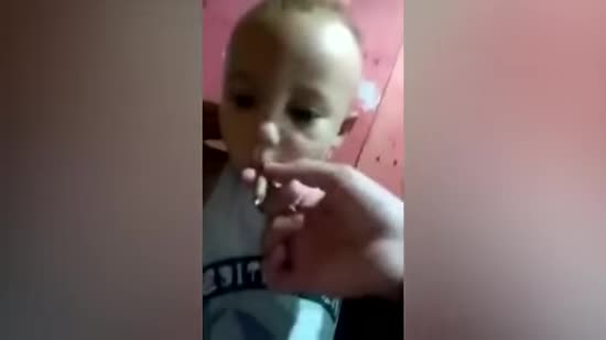 У Бразилії підліток зафільмувала, як змушує однорічного племінника курити "травичку"