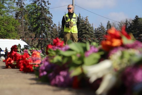 Екс-регіонали прийшли із квітами на порожнє Куликове поле в Одесі. Ситуація спокійна