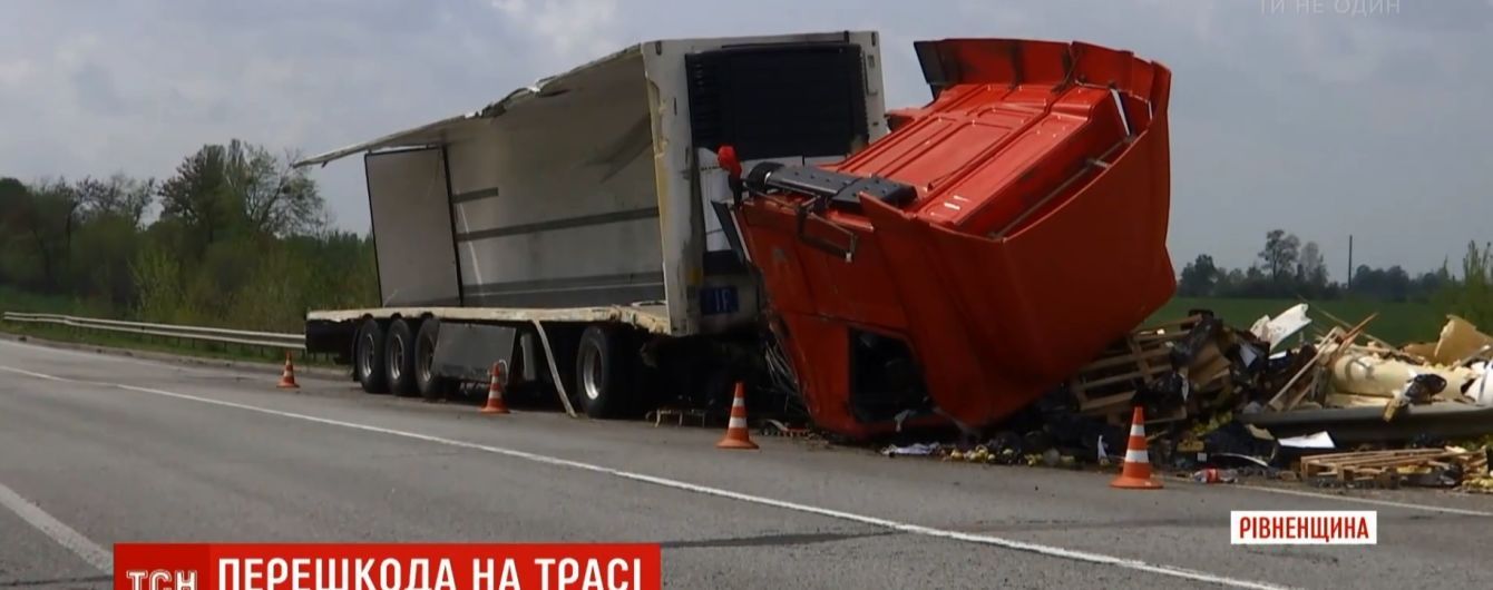 В правительстве подготовили новое решение для украинских дорог, которое уберет аварийные левые повороты