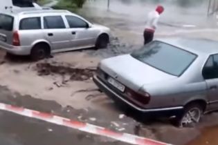 В Киеве из-за прорыва теплотрассы автомобили ушли под землю, 20 многоэтажек остались без горячей воды