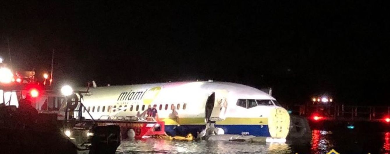 В США военный Boeing-737 съехал со взлетной полосы и заплыл в реку