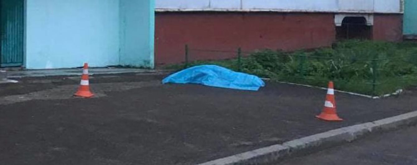 На Львовщине под подъездом многоэтажки обнаружили труп несовершеннолетней девочки