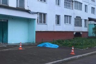 На Львовщине под подъездом многоэтажки обнаружили труп несовершеннолетней девочки