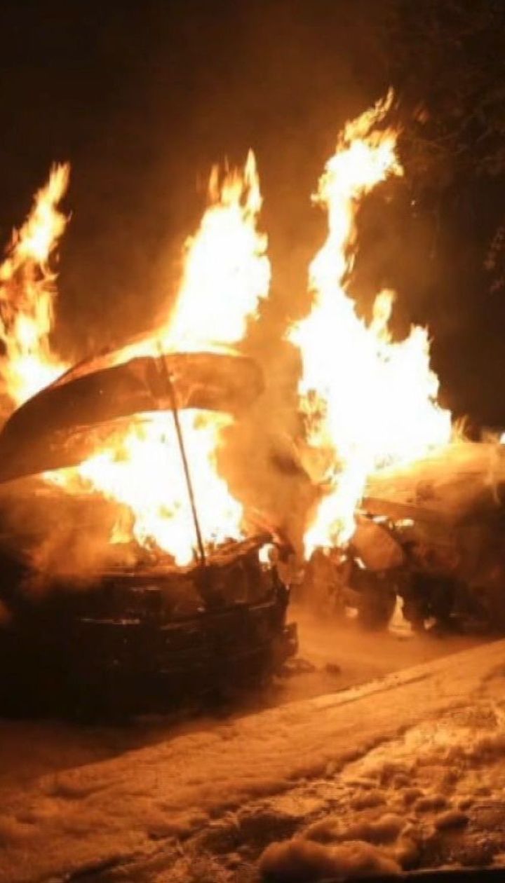 Одразу три автомобілі згоріли у Харкові