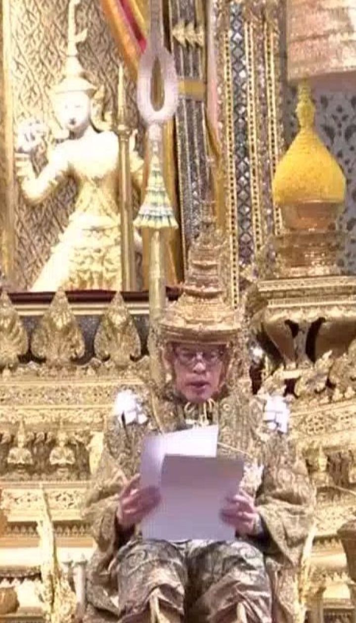7-кілограмова золота корона і свята вода: у Таїланді коронували нового монарха