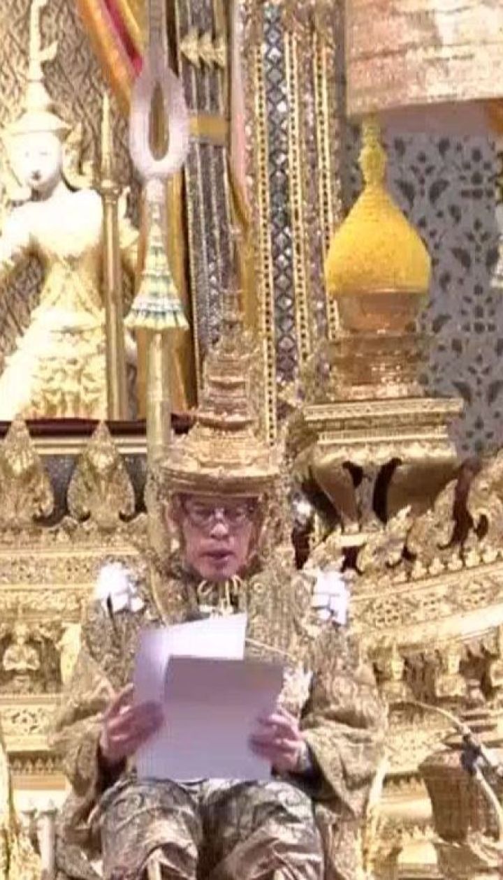 7-килограммовая золотая корона и святая вода: в Таиланде короновали нового монарха