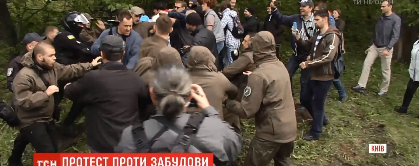 Страсти в столице: противники застройки Протасового яра валили забор и перекрывали дорогу