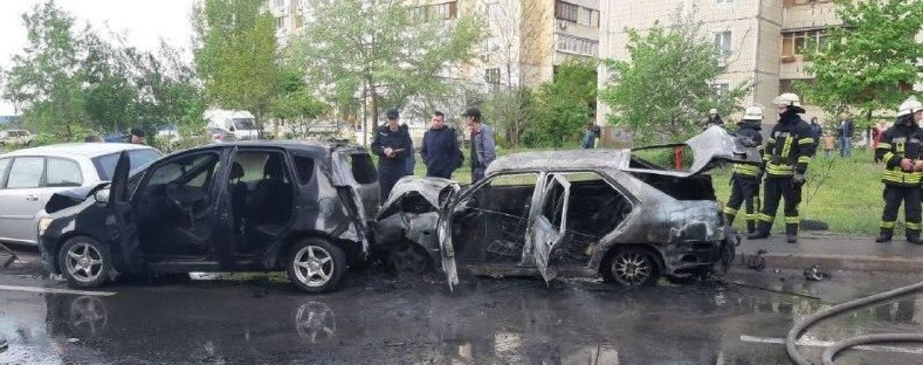 На столичных Позняках авто врезалось в припаркованные машины и сгорело