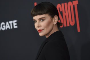 "Новий рівень крутизни": Шарліз Терон приголомшила ефектною зачіскою