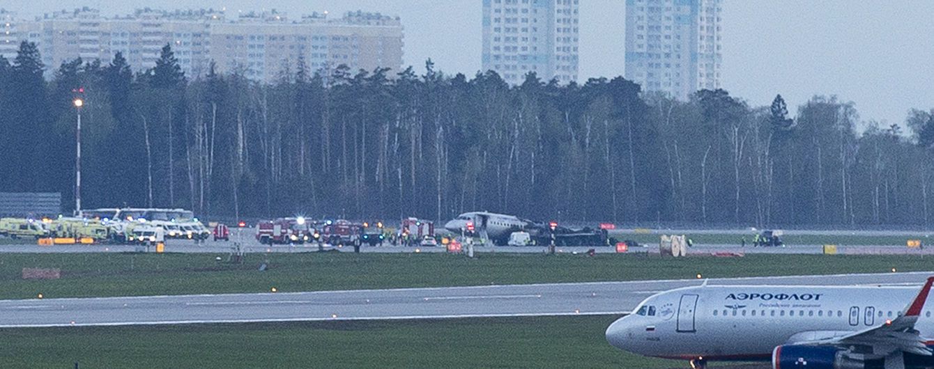 В аэропорту Москвы загорелся пассажирский самолет. СМИ пишут о 13 погибших
