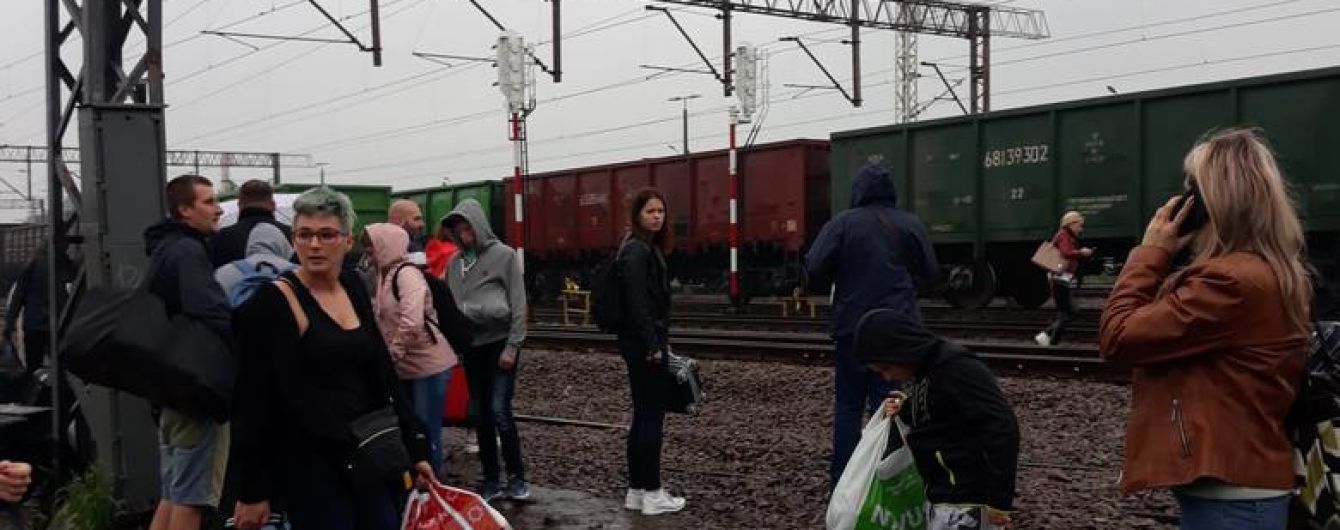 Польские таможенники эвакуировали пассажиров поезда Киев-Перемышль из-за подозрительного чемодана