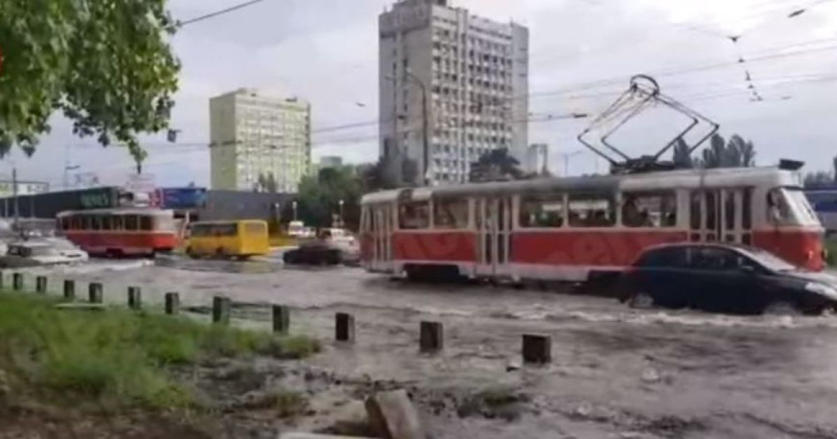 Метро в киеве затопило. Черниговский трамвай. Чернигов трамвай.