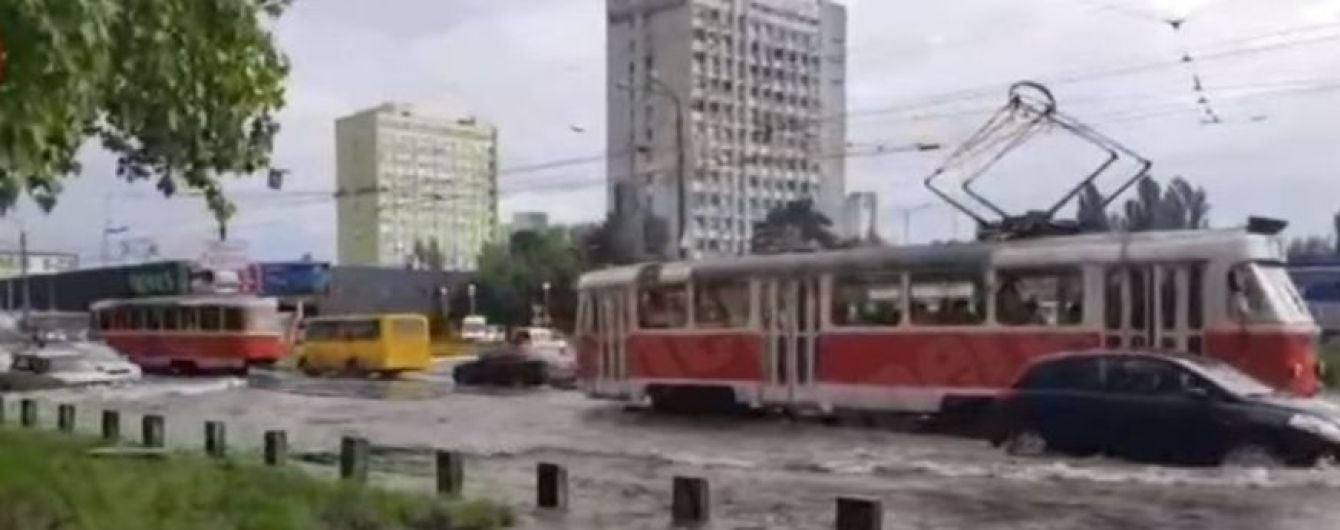 У Києві біля метро "Чернігівська" через аварію затопило трамвайні колії, авто зупинились у заторі
